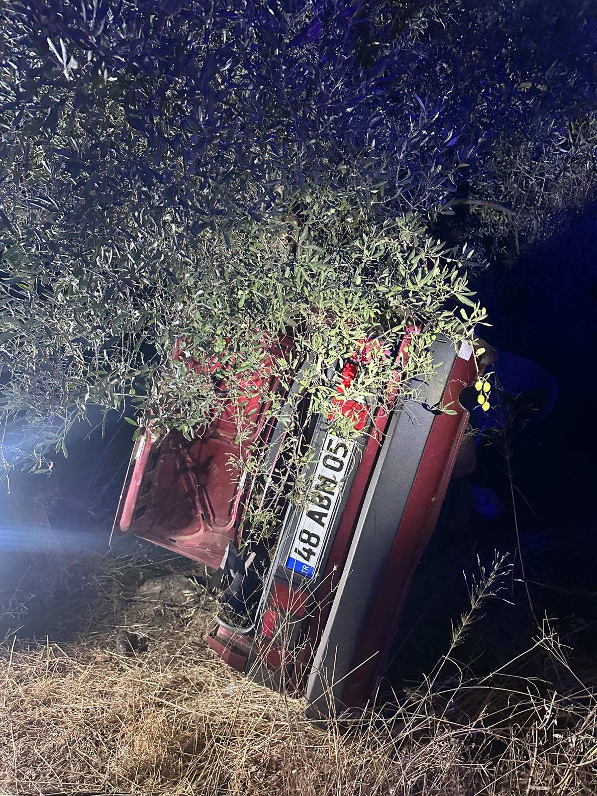 Muğla'da şarampole devrilip ağaca çarpan otomobildeki 2 kişi öldü