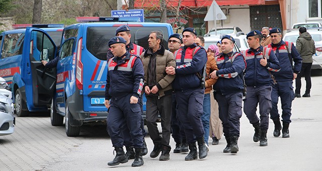 KÜTAHYA'DA 16 YIL ÖNCE ÖLDÜRÜLEN YAŞLI KADININ OĞLU VE GELİNİ CİNAYET ZANLISI OLARAK TUTUKLANDI