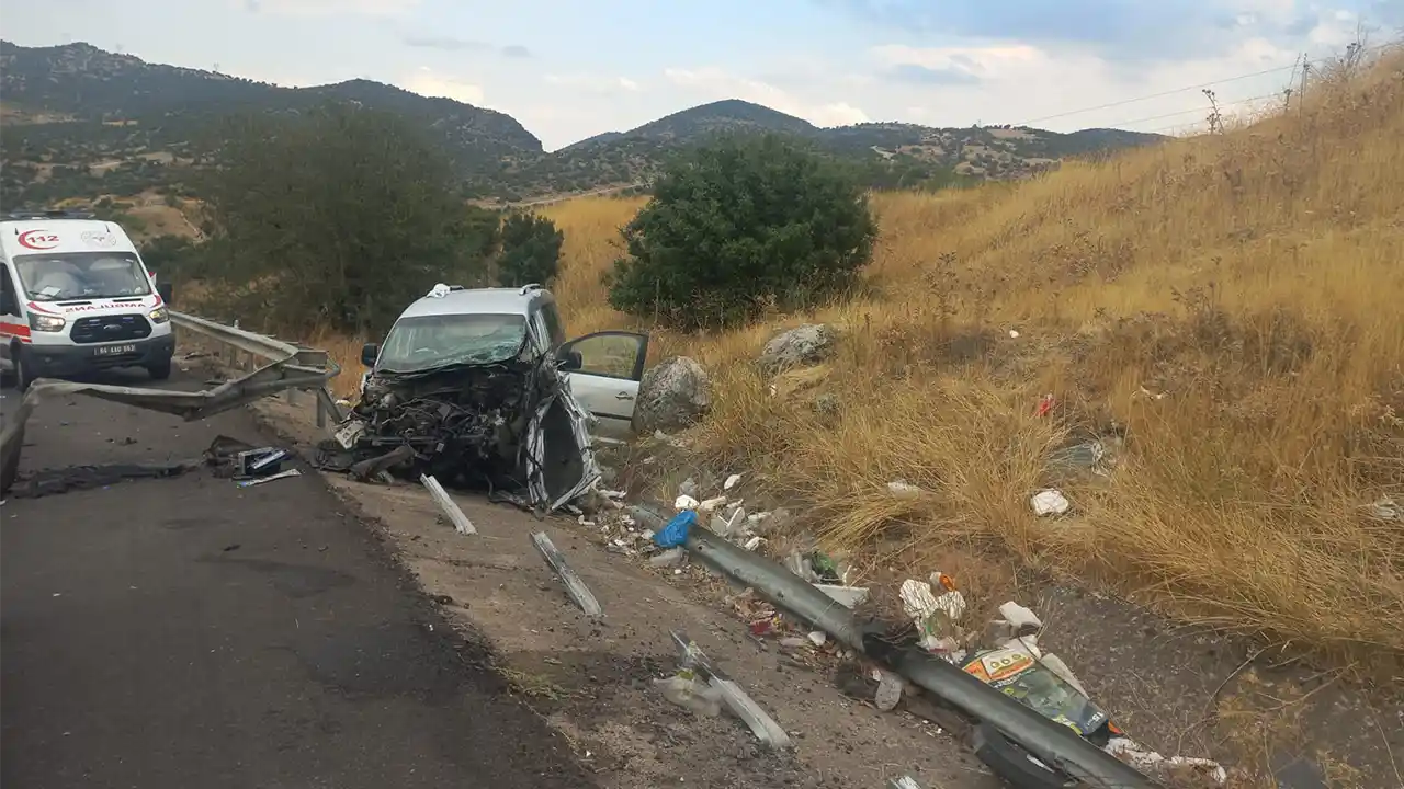 Uşak’ta Hafif Ticari Araç Bariyerlere Çarptı: 4 Yaralı