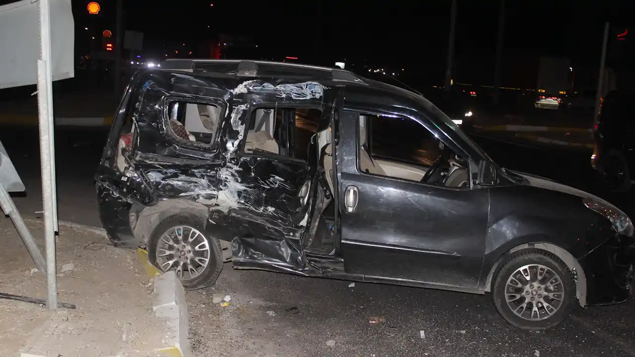 Yunusemre'de devrilen hafif ticari aracın sürücüsü yaralandı