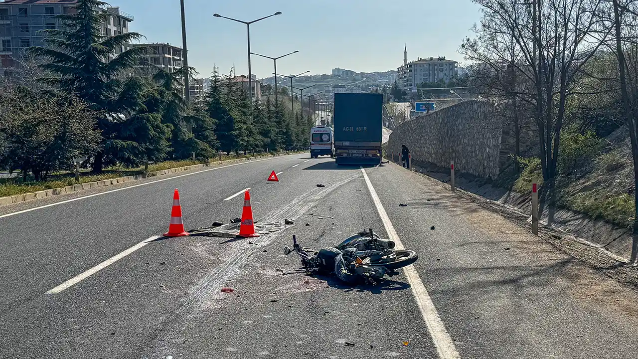 İzmir'de park halindeki kamyona çarpan motosikletteki 1 kişi öldü, 1 kişi yaralandı
