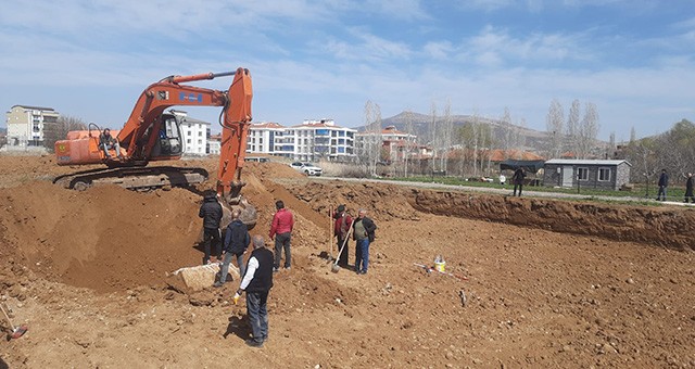 AFYONKARAHİSAR'DA TEMEL KAZISINDA LAHİT BULUNDU