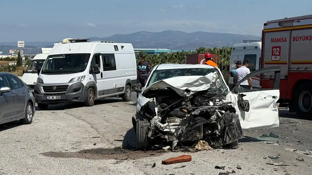 Manisa'da zincirleme trafik kazasında 1 kişi öldü, 4 kişi yaralandı