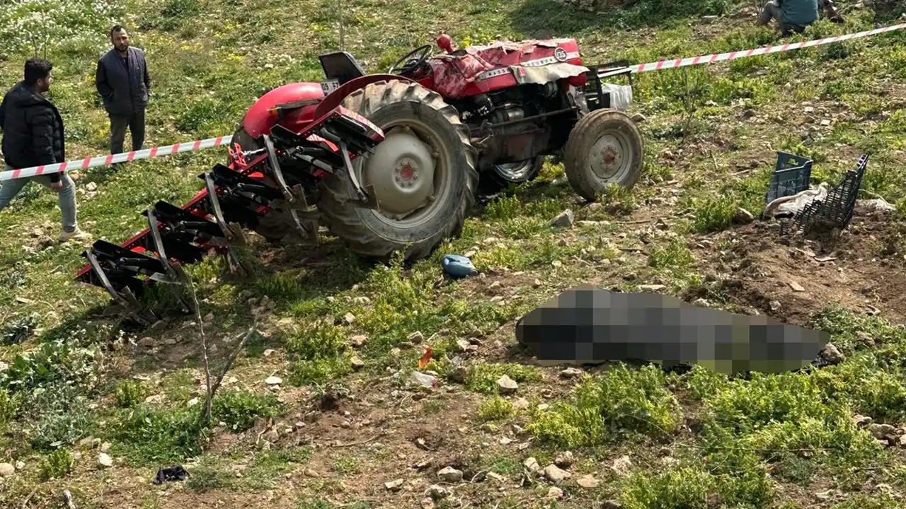 Karaburun'da devrilen traktörün altında kalan sürücü öldü