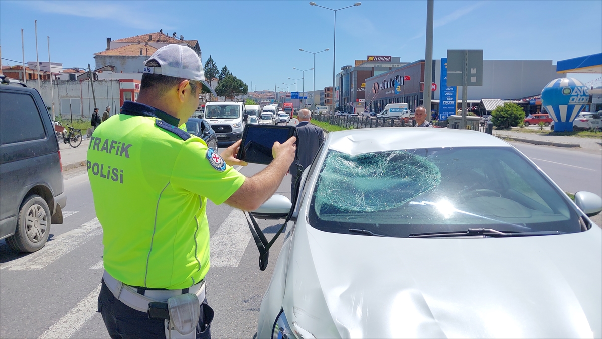 Aydın'da midibüse çarpan elektrikli bisikletteki baba ve kızı yaralandı