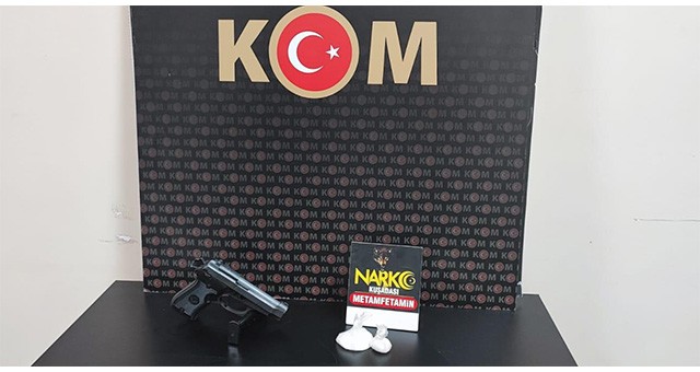 KUŞADASI'NDA ÜST ARAMASINDA UYUŞTURUCU BULUNAN ŞÜPHELİ TUTUKLANDI