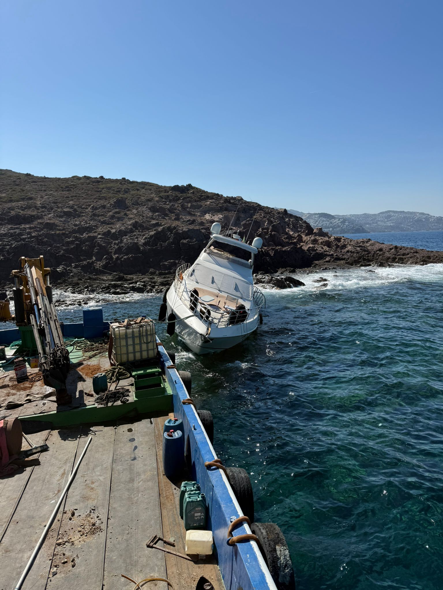Bodrum'da kayalıklara çarpan motoryattaki 2 kişi kurtarıldı
