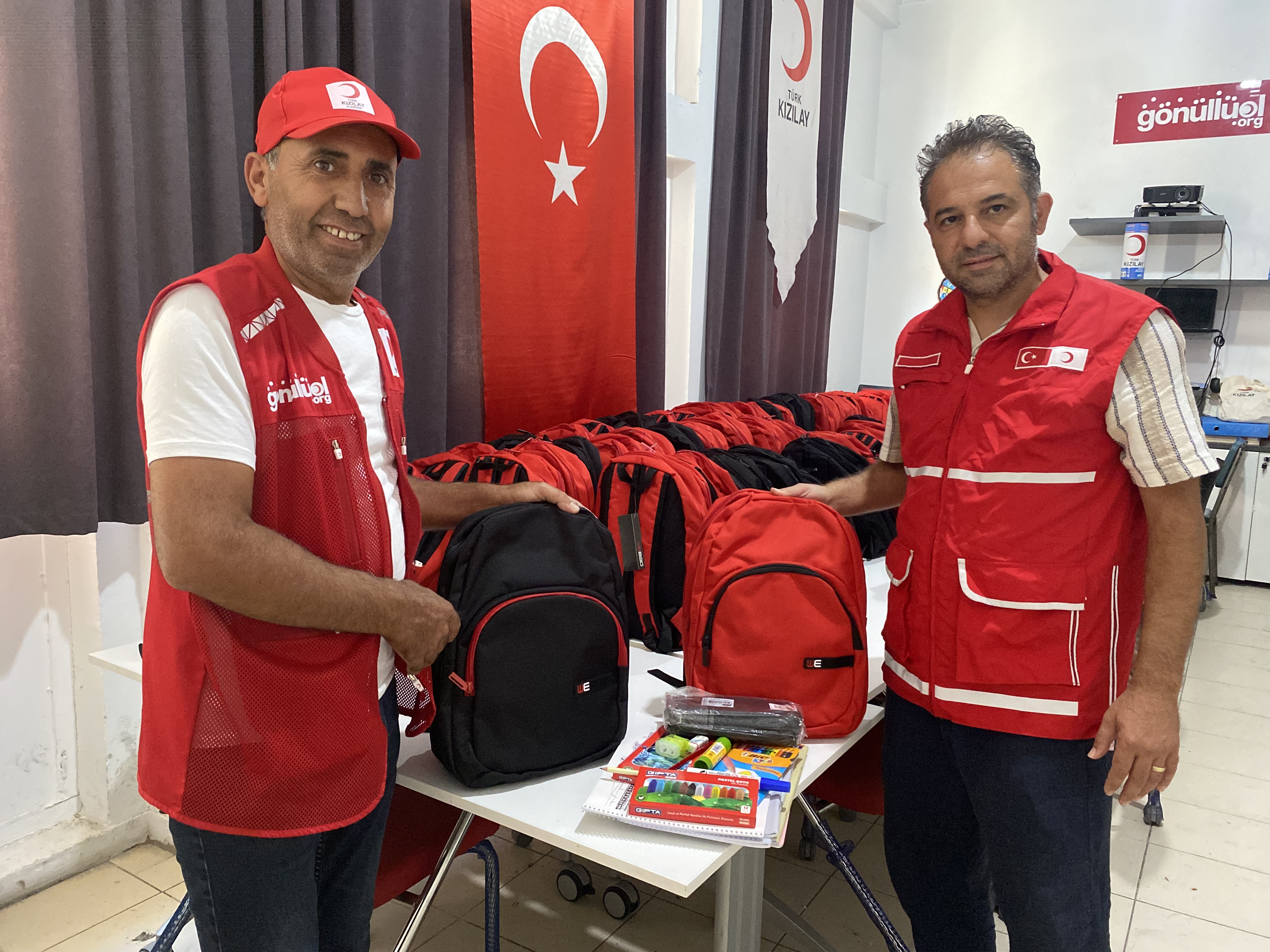 Türk Kızılay'dan Alaşehirli öğrencilere kırtasiye desteği