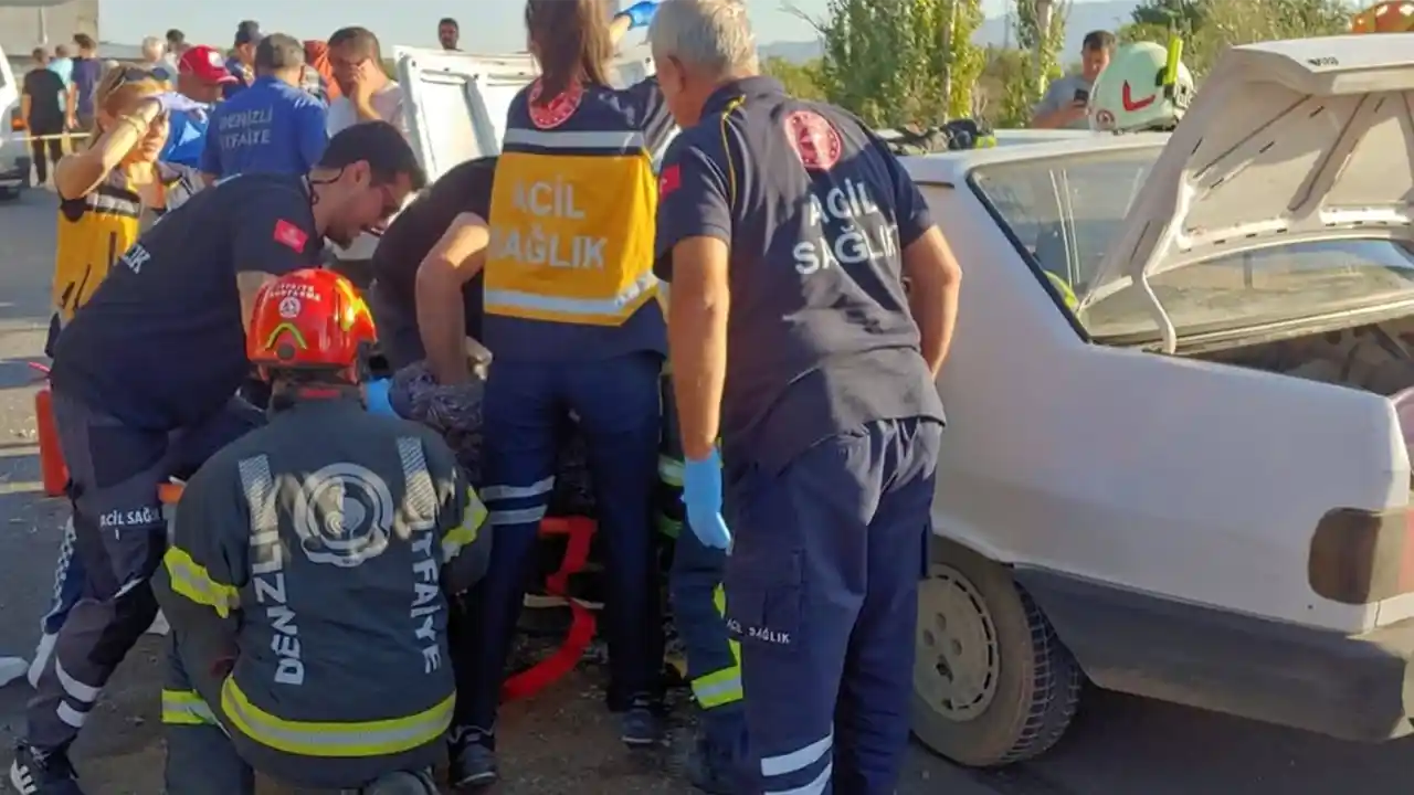 Denizli'de hafif ticari araca çarpan otomobildeki 1 kişi öldü, 5 kişi yaralandı