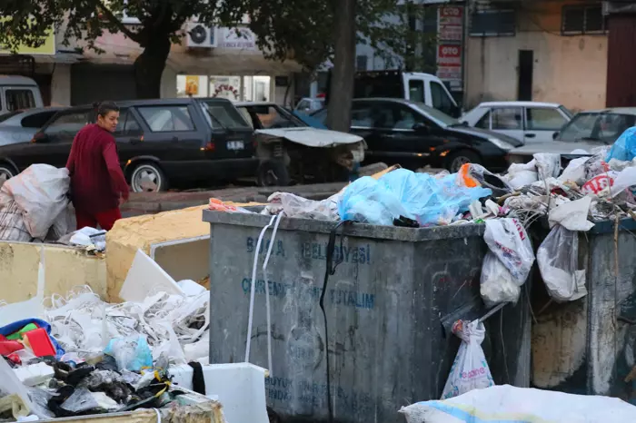 İzmir'in Karşıyaka ve Konak ilçelerinde biriken çöplere mahalleliden tepki