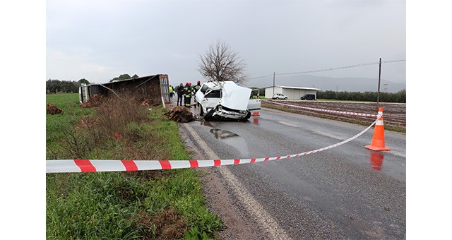 MANİSA'DA KAMYONLA ÇARPIŞAN OTOMOBİLDEKİ 2 KİŞİ ÖLDÜ