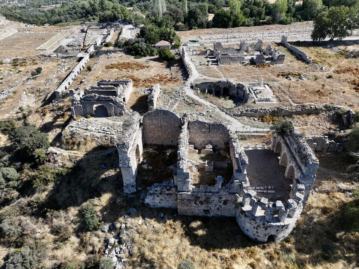 Tlos Antik Kenti'nde stadyum ile çevresindeki dükkanlar restore ediliyor