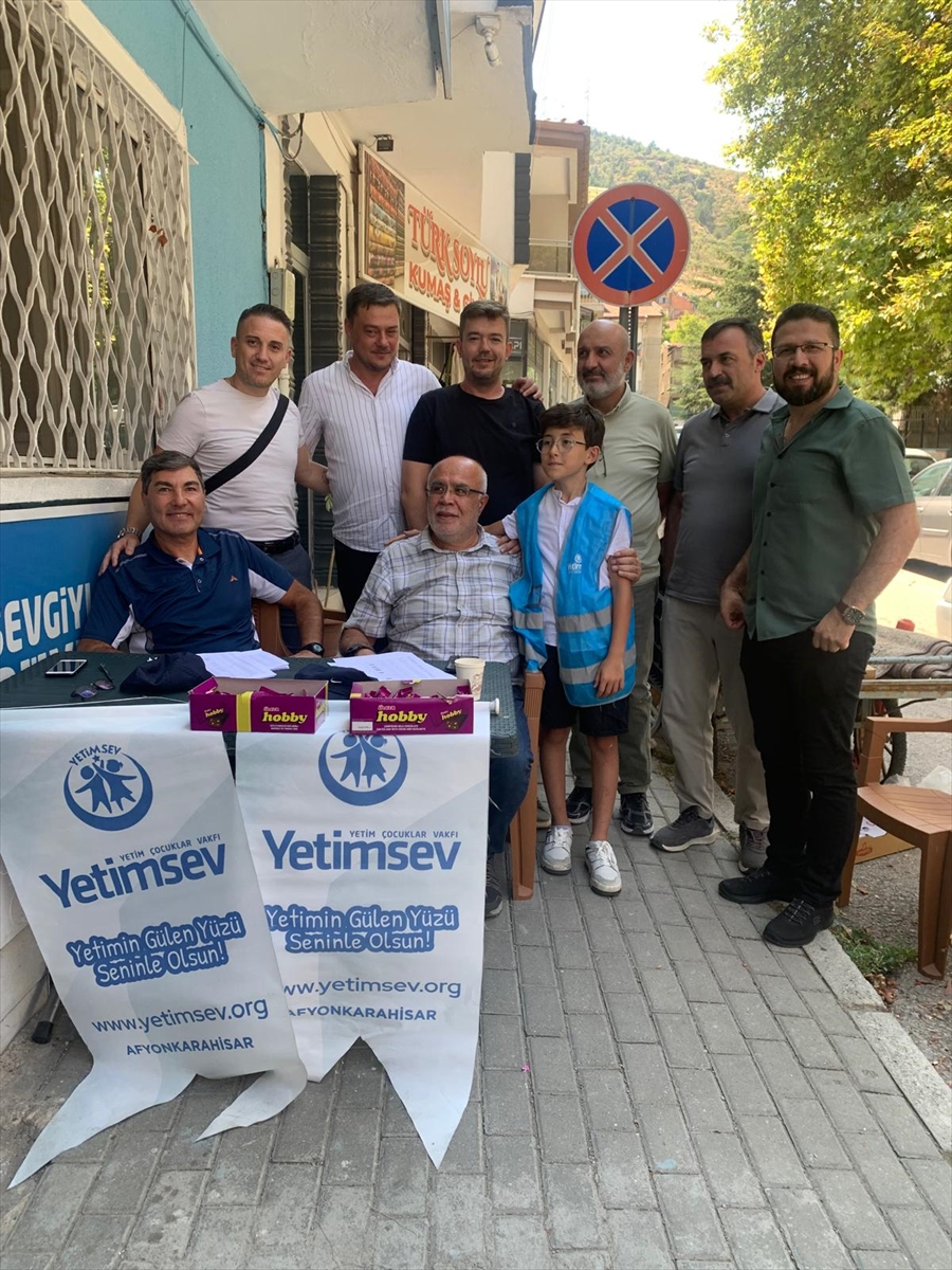 Afyonkarahisar'da YetimSev Vakfı, 300 öğrenciye kırtasiye yardımı yaptı