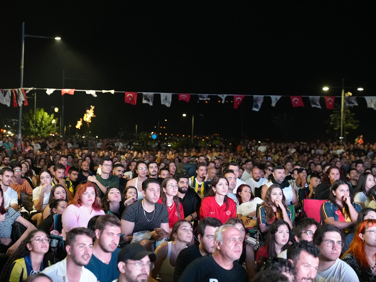 İzmir'de Türkiye-Almanya EuroBasket 2025 finali dev ekrandan izlendi