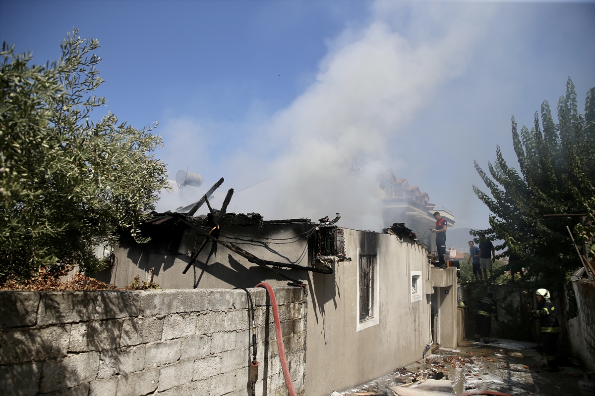 Fethiye'de yangın çıkan ev kullanılamaz hale geldi