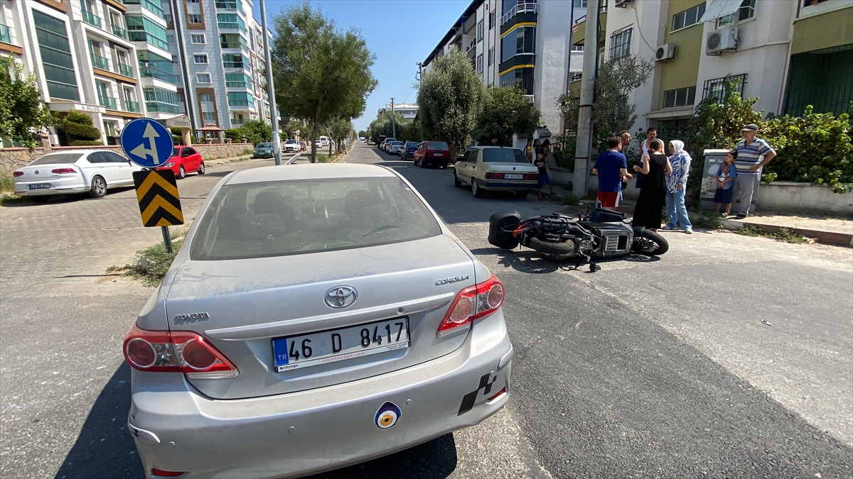 Nazilli'de otomobil ile çarpışan motosikletteki 3 kişi yaralandı