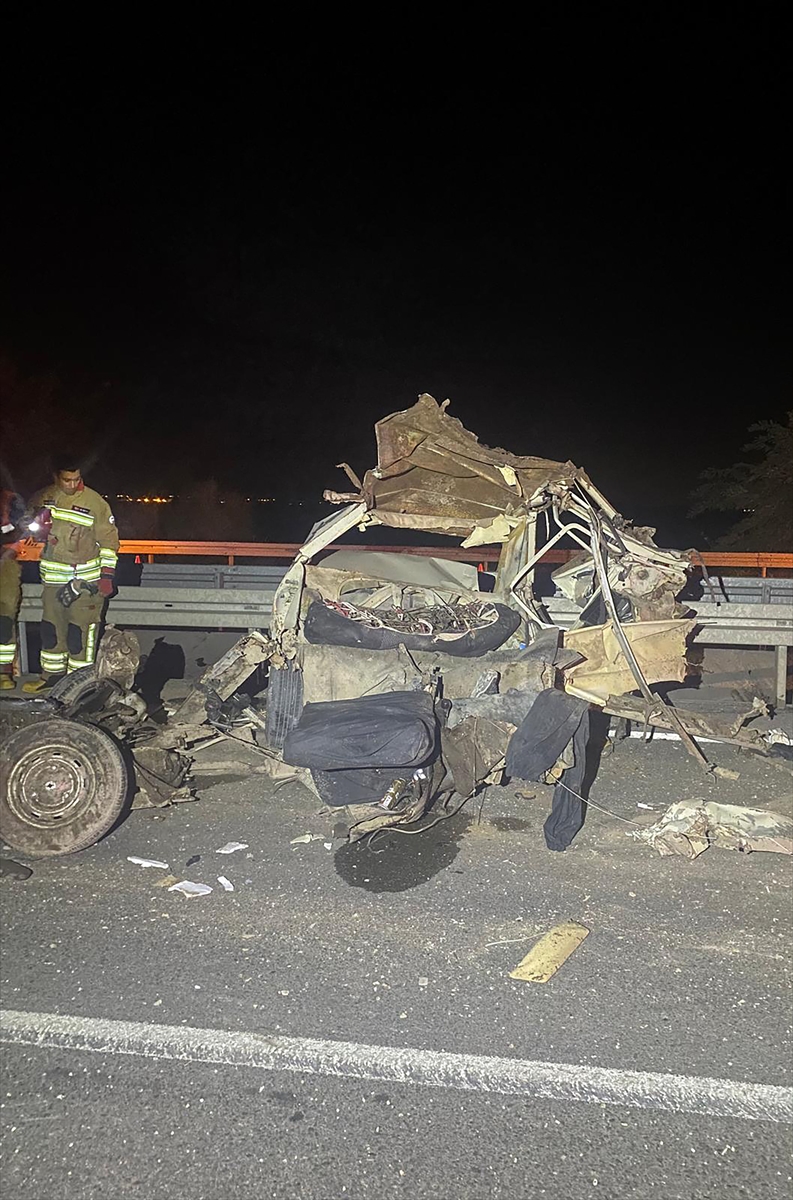 Manisa'da ters yönde seyreden otomobilin kamyonla çarpışması sonucu 2 kişi öldü
