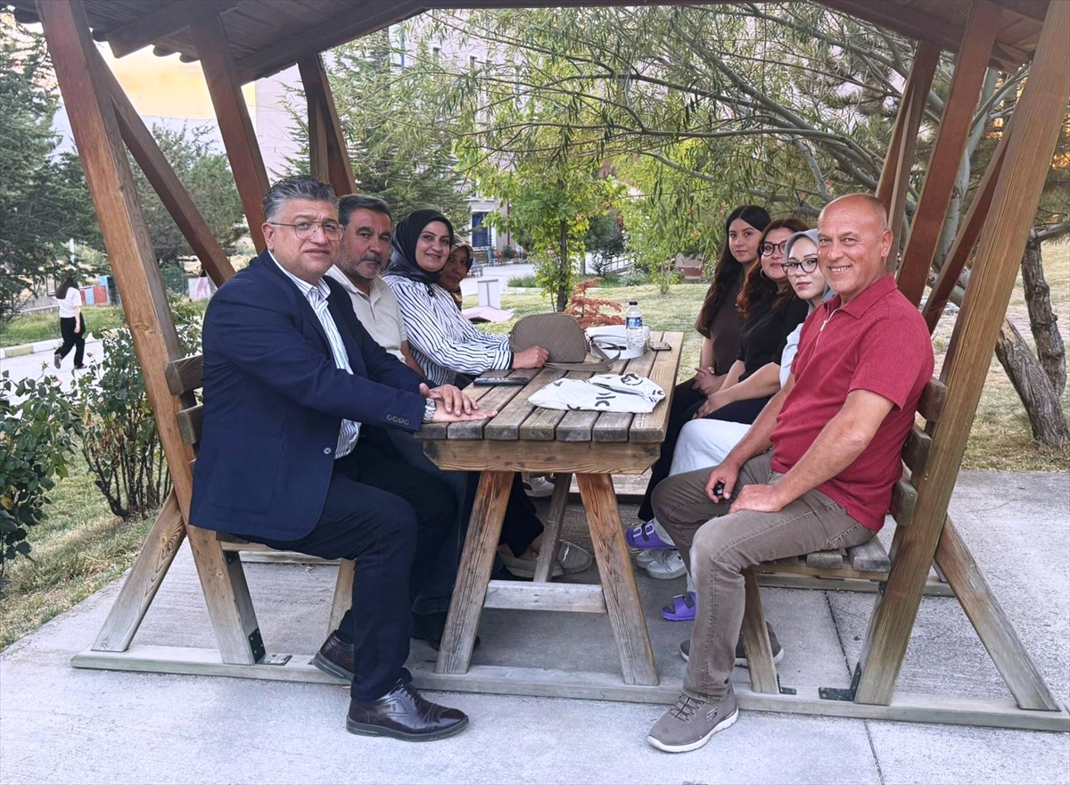 Kütahya'da rektör öğrencileri otogarda karşıladı