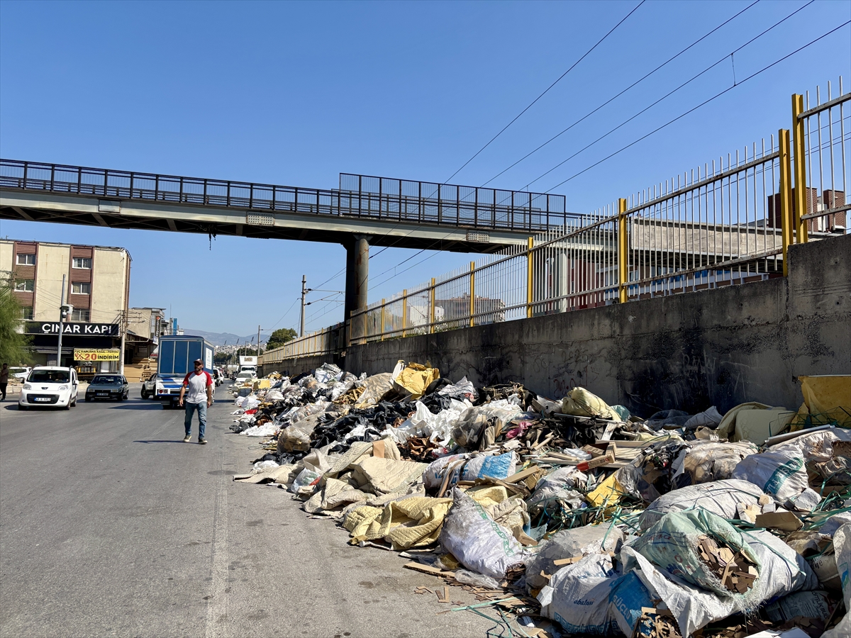 İzmir'de toplanmayan çöplerin ateşe verilmesine vatandaşlar tepkili