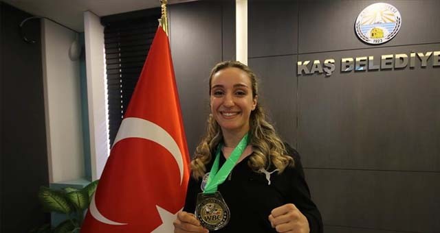 Muay Thai Dünya Şampiyonu Doğan, Türk bayrağını dalgalandırdığı için gururlu