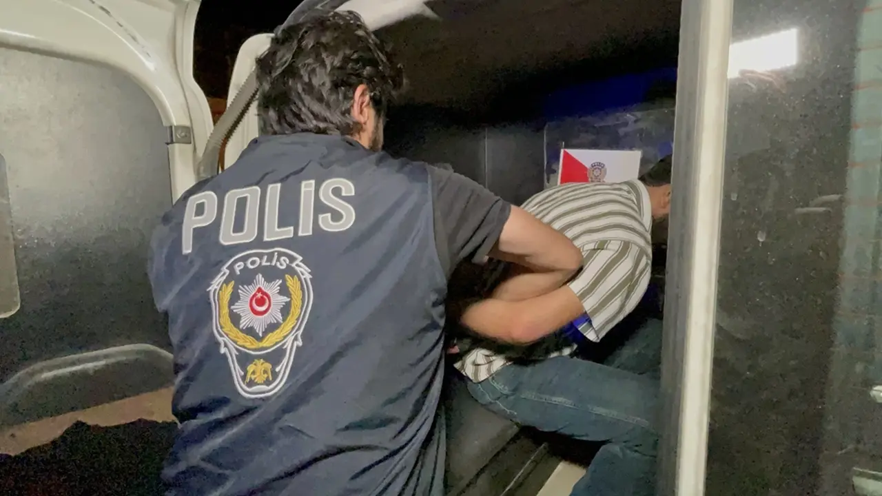 İzmir'de eşini silahla yaralayıp rehin alan şüpheli gözaltına alındı