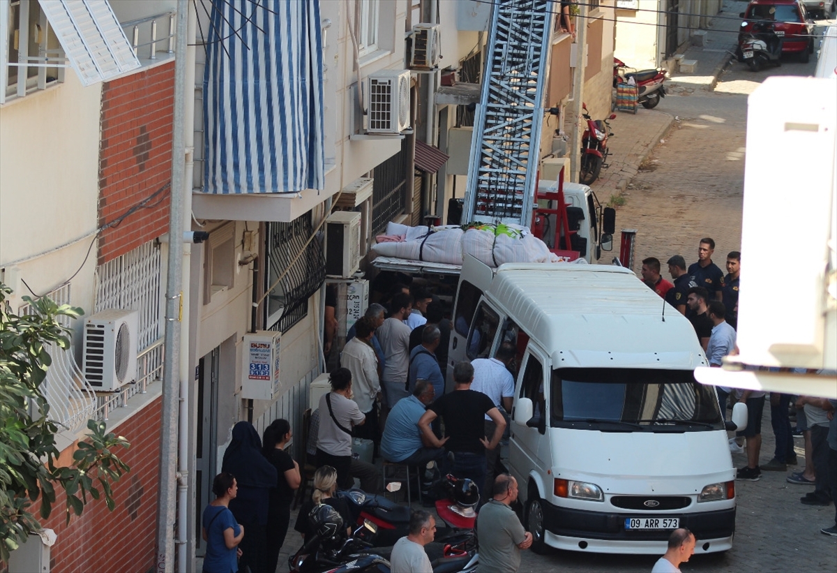 Aydın'da 310 kilo ağırlığındaki kişinin cenazesi eşya taşıma asansörüyle evinden çıkarıldı