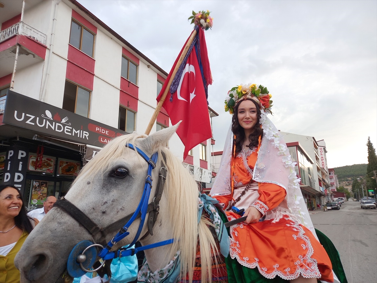 Kale'de genç çift, geleneksel köy düğünüyle dünyaevine girdi