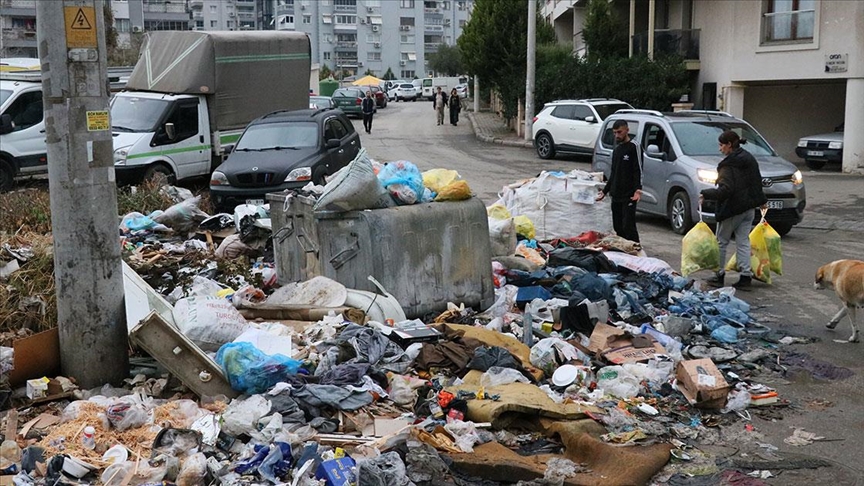İzmir Buca'da maaş alamadıkları için iş bırakan işçilerin eylemi bitti