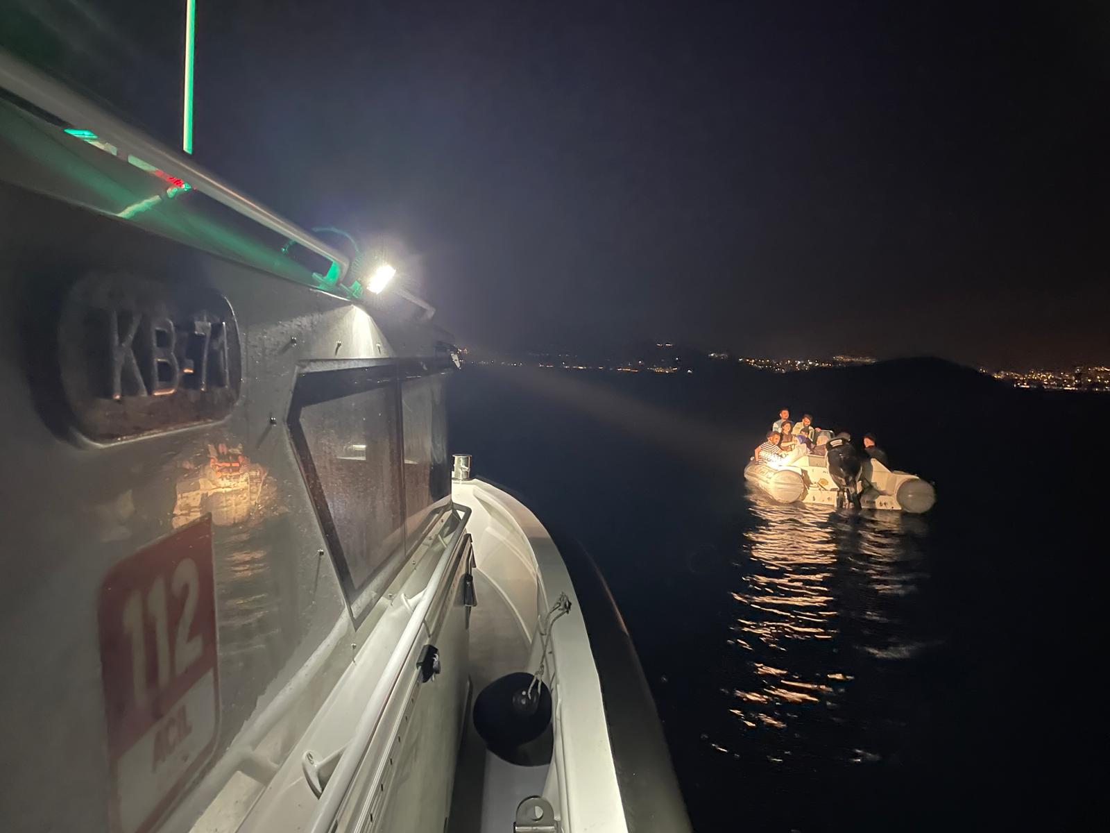 Bodrum açıklarında sürüklenen bottaki 20 düzensiz göçmen kurtarıldı