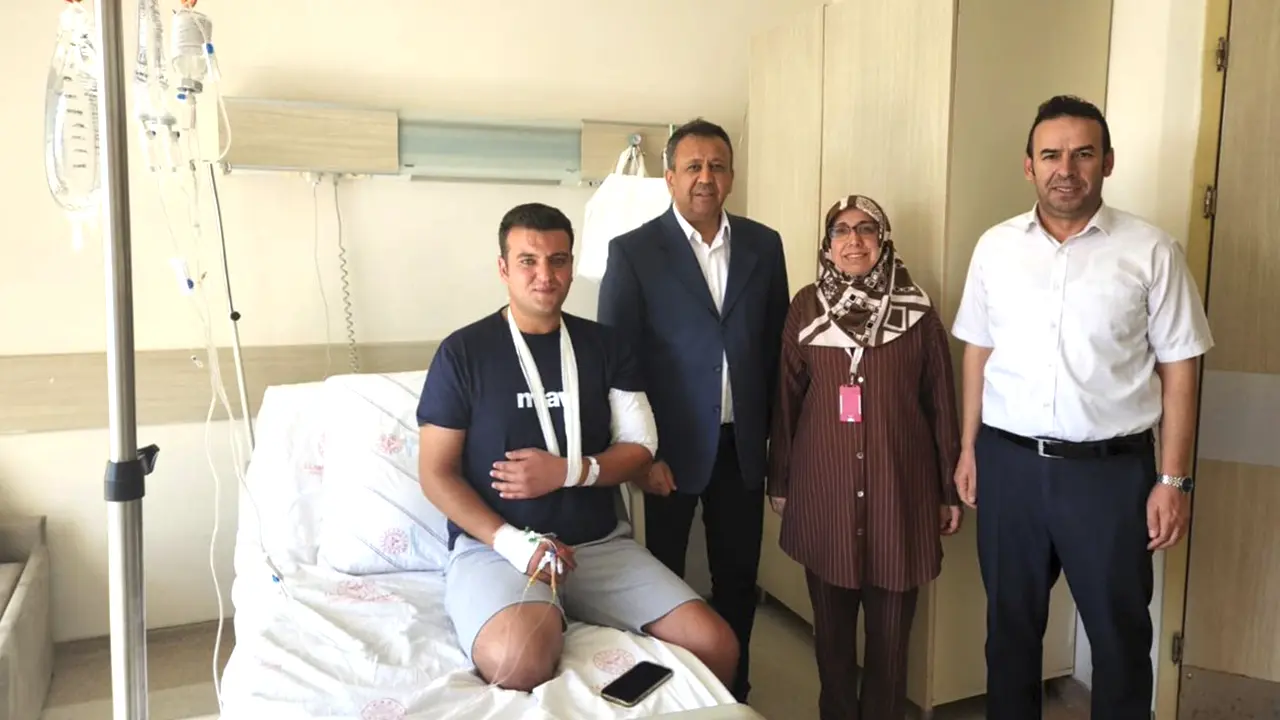 Uşak’ta bıçaklı saldırıya uğrayan güvenlikçiyi Sağlık Müdürü ziyaret etti