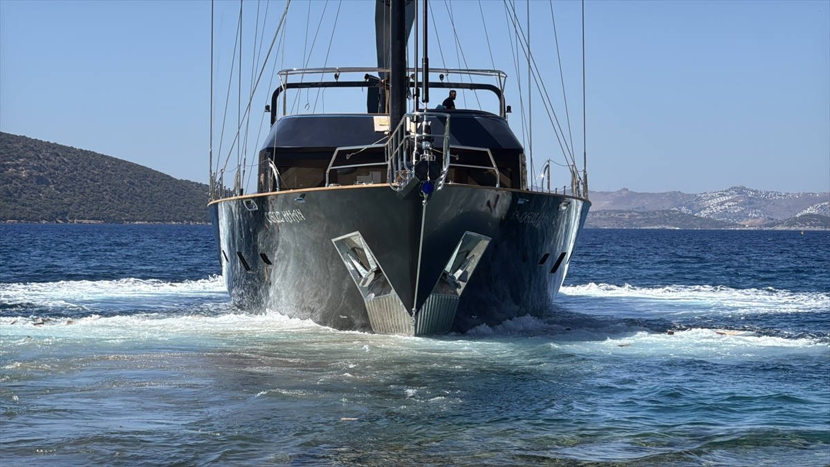 Bodrum'da 7 yılda inşa edilen 50,5 metrelik yelkenli yat denize indirildi