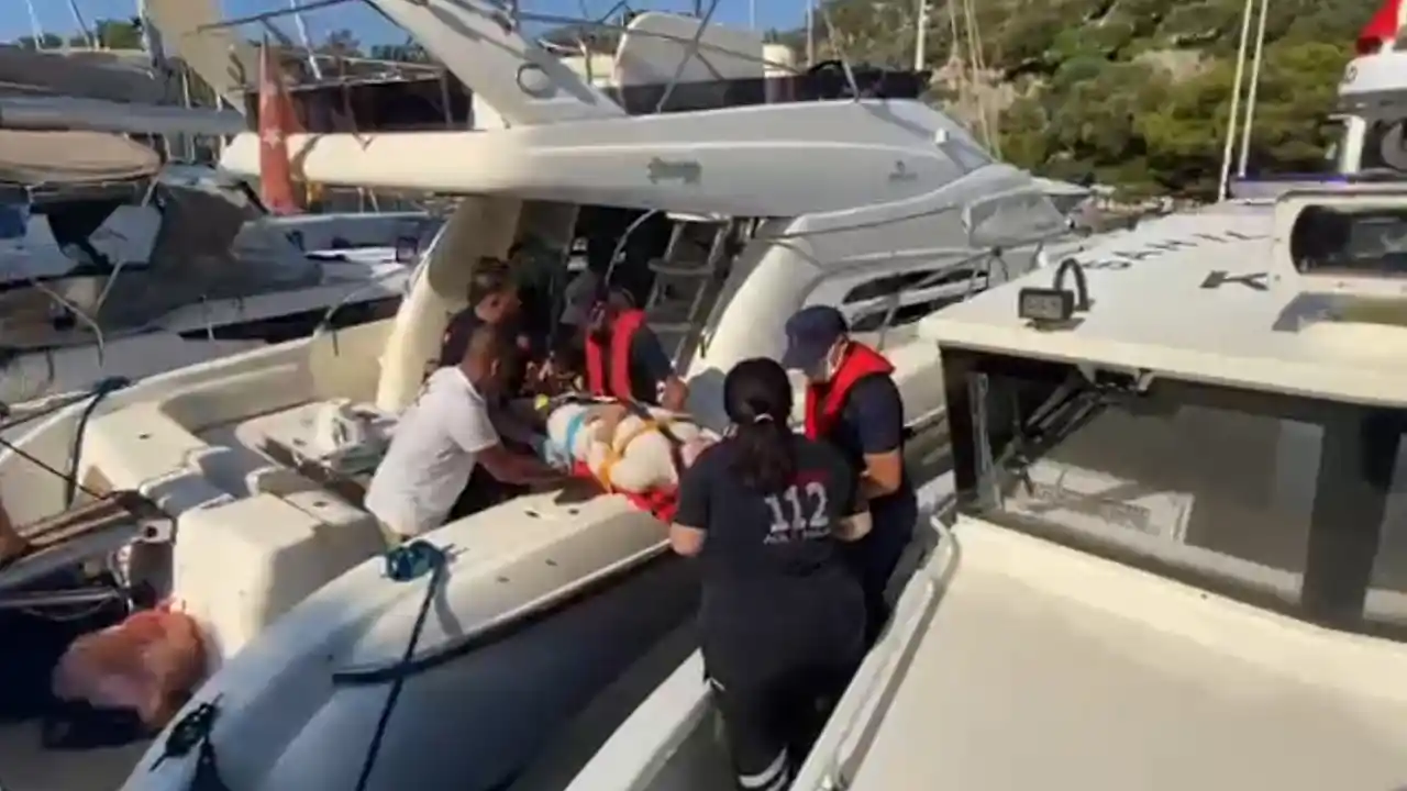 Muğla açıklarında motor yatta yaralanan kişiye tıbbi tahliye