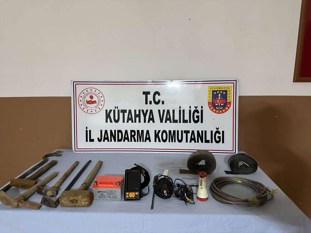Gediz'de kaçak kazı operasyonunda 6 şüpheli yakalandı