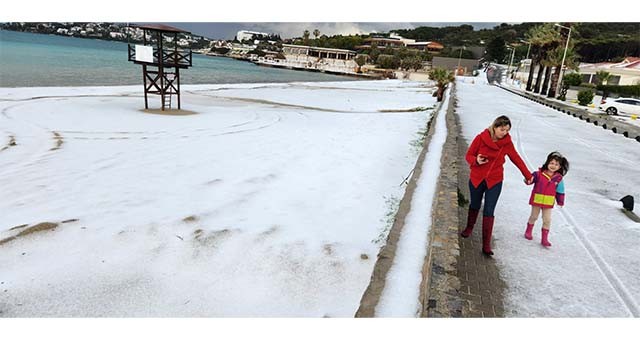 Dolunun Etkili Olduğu Çeşme'de Plajlar Beyaza Büründü