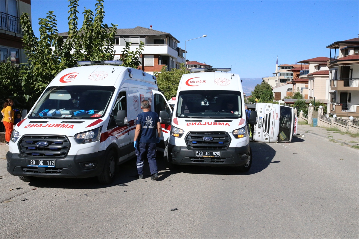 Denizli'de minibüs ile otomobilin çarpıştığı kazada 3 kişi yaralandı