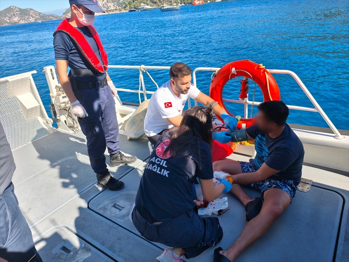 Fethiye açıklarında teknede yaralanan kişiye tıbbi tahliye