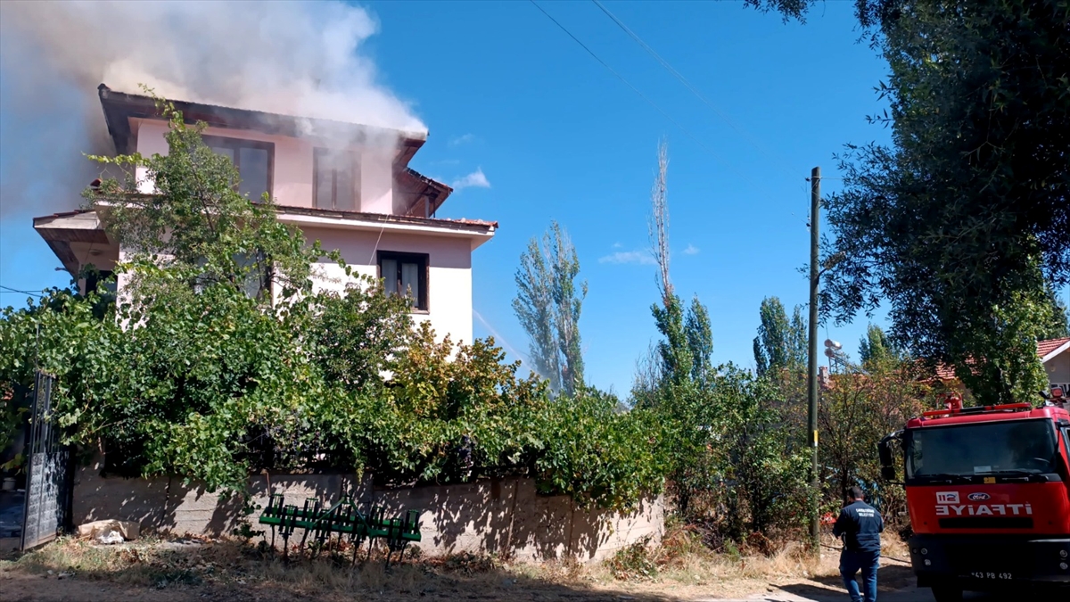 Kütahya'da evde gözleme yapılırken çıkan yangın söndürüldü