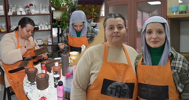 Anne Kız Taş Tozu Döküm Kursunda Meslek Öğreniyor