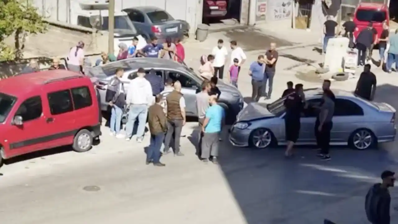Nuri Şeker Caddesi’nde İki Otomobil Çarpıştı: 9 Yaralı