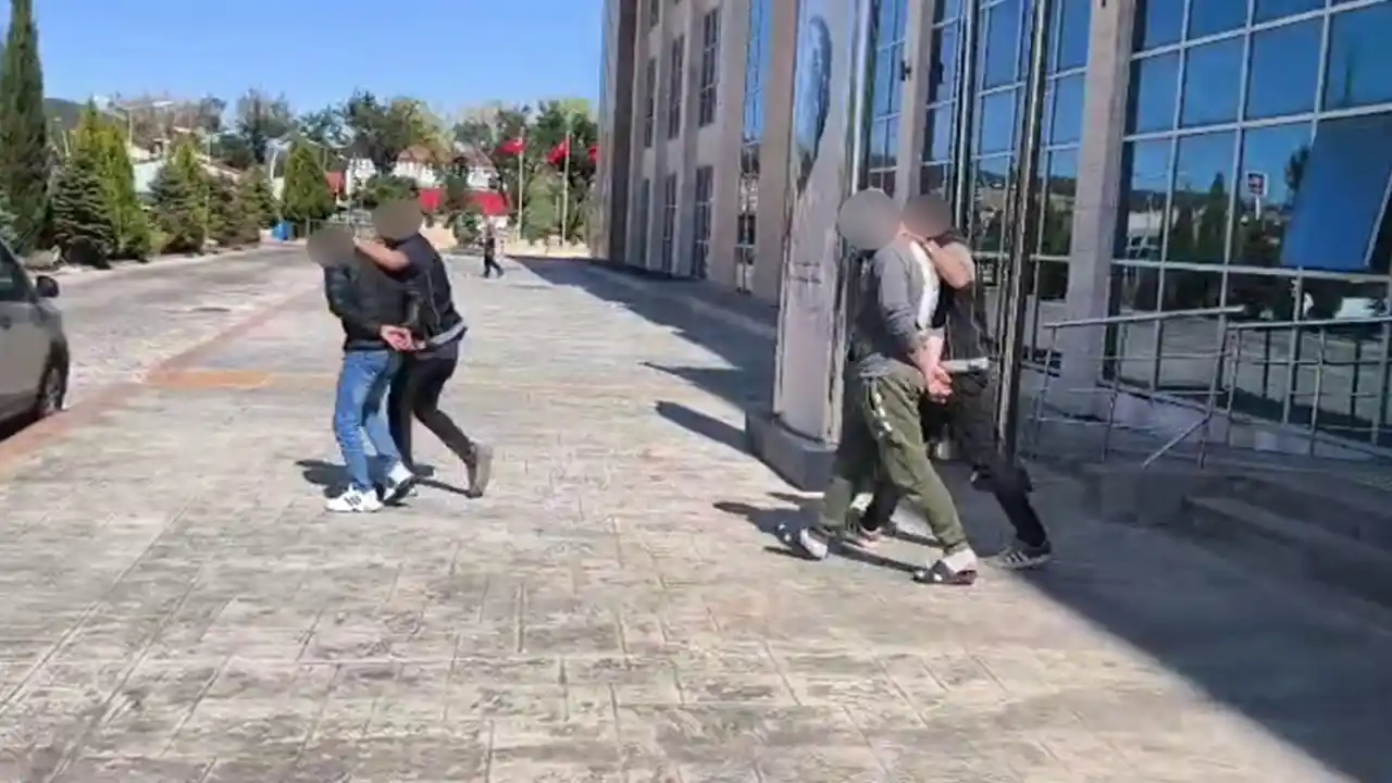Uşak'ta 3 Adrese Eş Zamanlı Baskın; 4 Tutuklama!