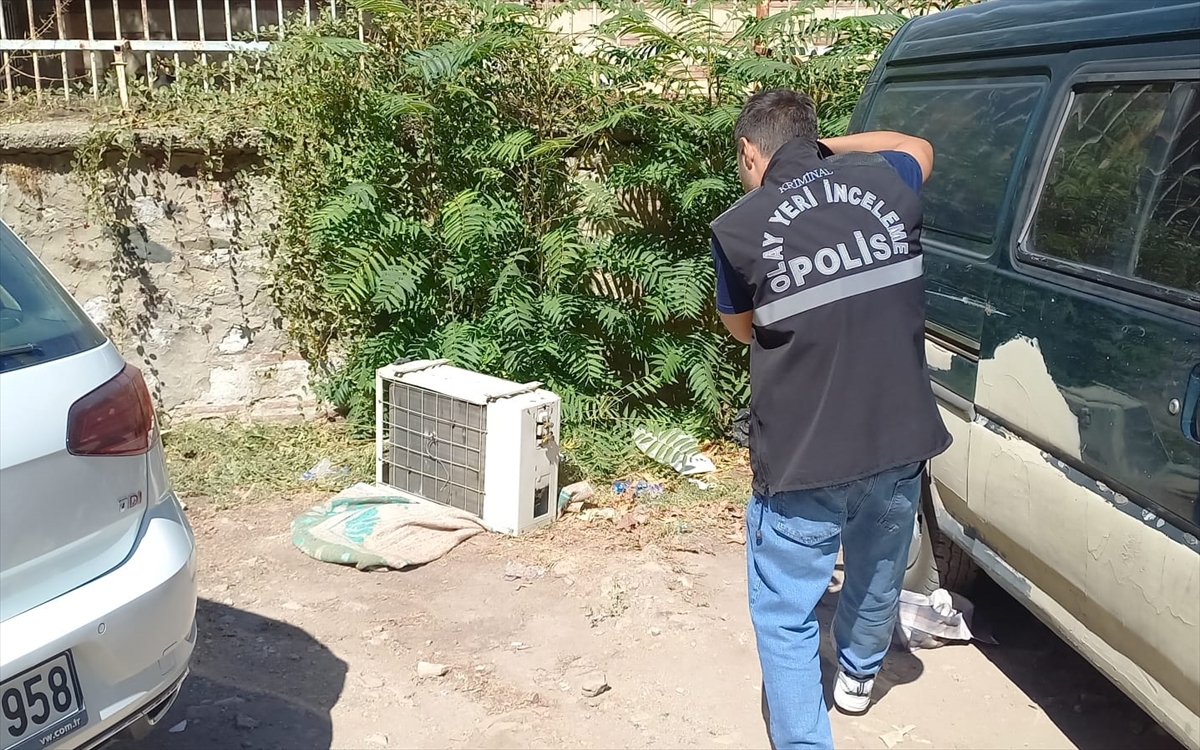 Şehzadeler'de hırsızlık zanlısı çaldığı klimayı satarken yakalandı