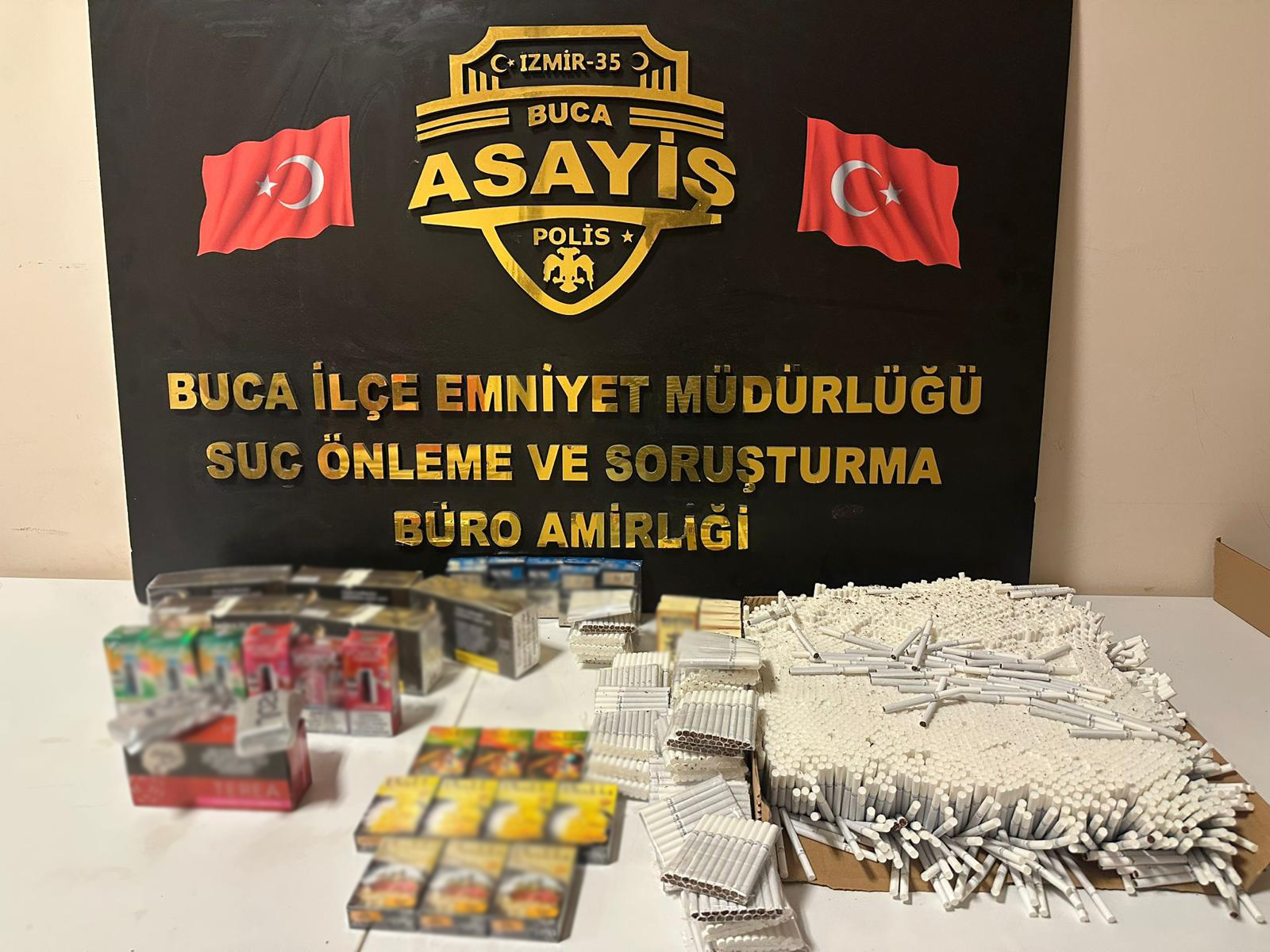 Buca'da kaçak sigara operasyonunda 2 şüpheli yakalandı