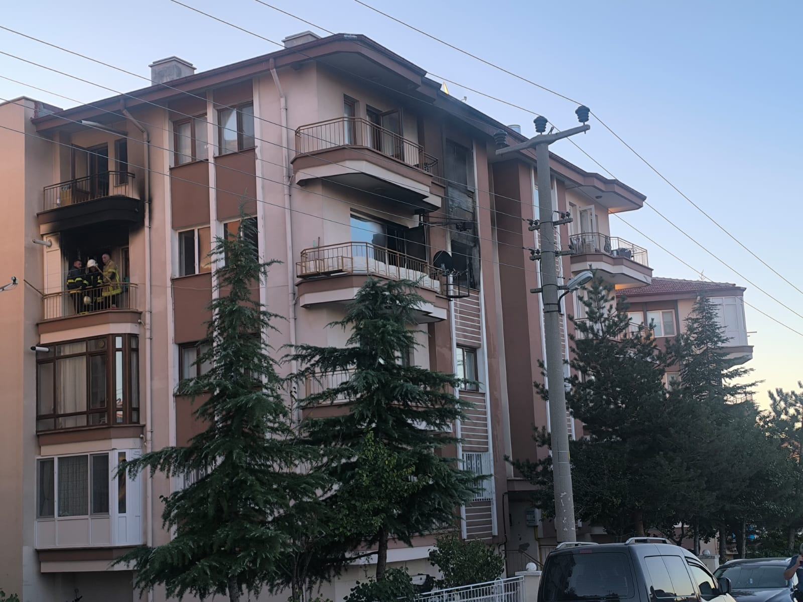 Afyonkarahisar'da apartmanda çıkan yangında 3 kişi yaralandı
