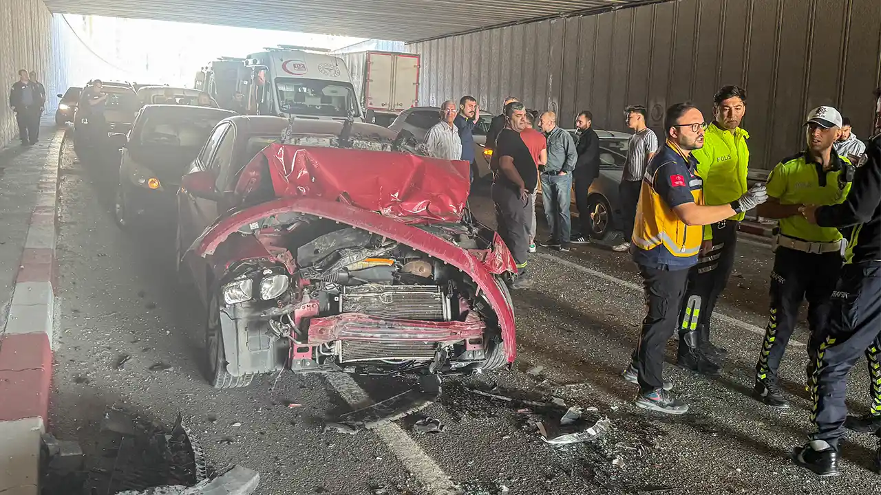 Uşak’ta Osmanlı Kavşağı’nda Zincirleme Kaza: Yaralılar Var