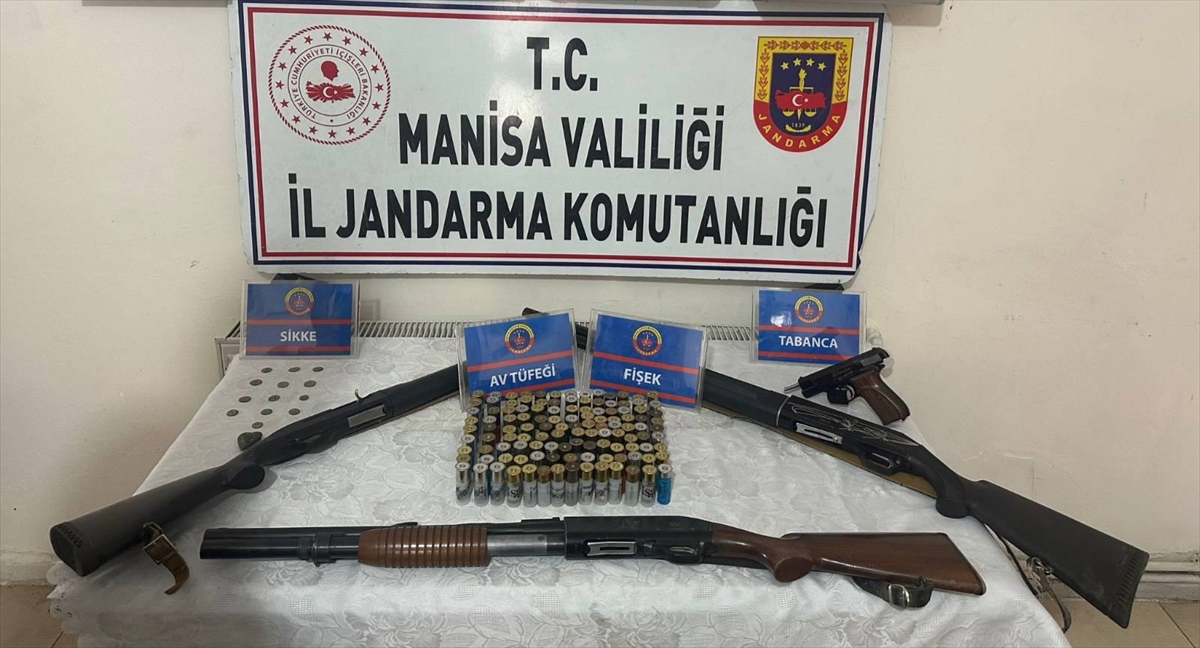 Salihli'de ruhsatsız silah ve tarihi eser ele geçirildi