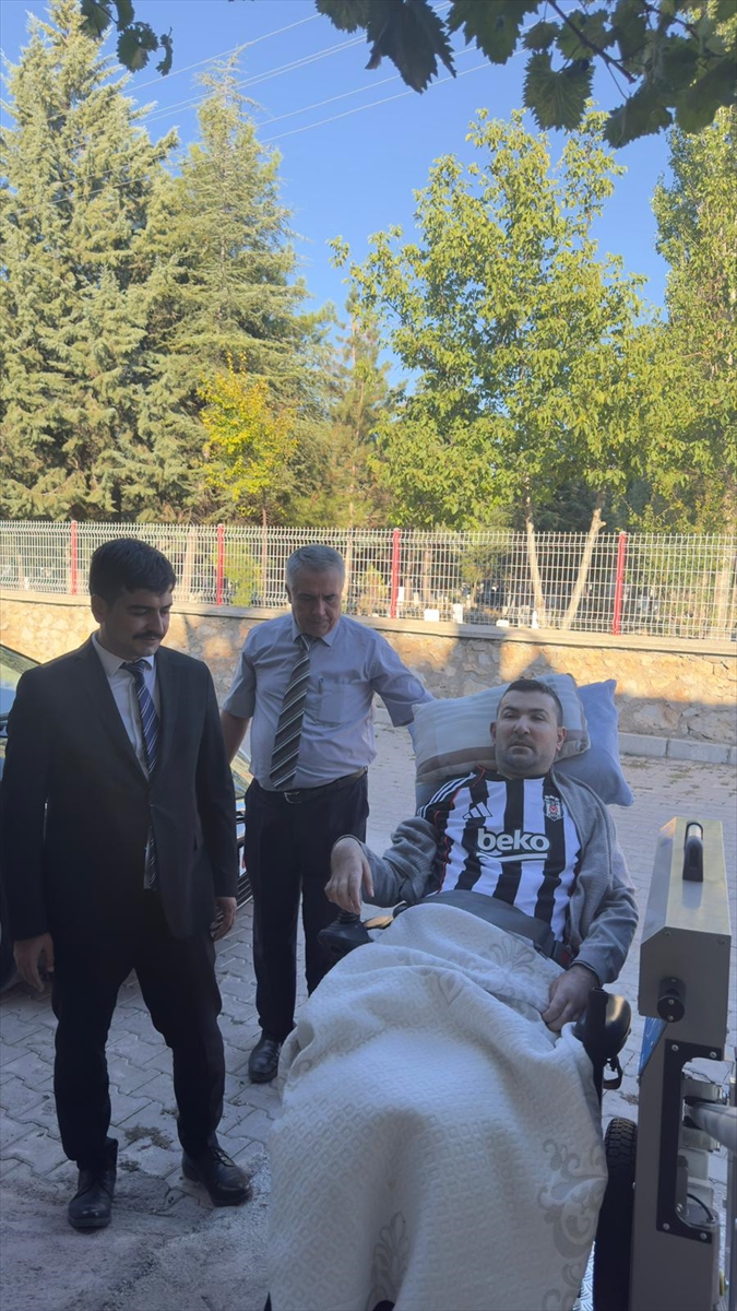 Afyonkarahisar'da engeli gencin hayatını kolaylaştırmak için evine rampa yaptırdı