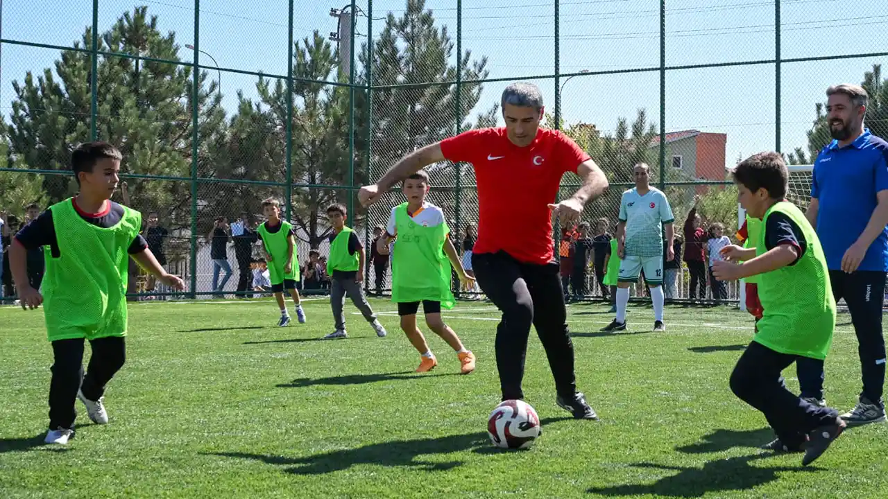 Vali Naci Aktaş, Çocuklarla Maç Yaptı