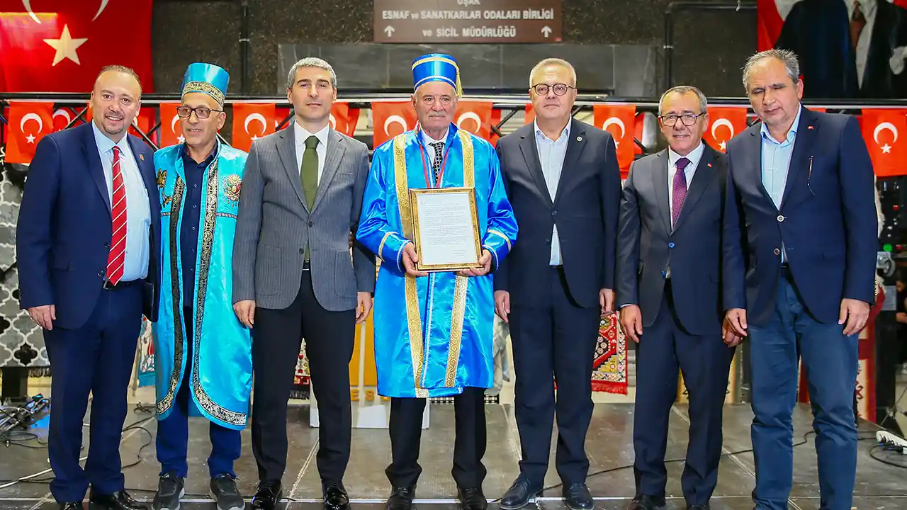 Uşak'ta 77 Yaşındaki Saat Ustası “Yılın Ahisi” Seçildi