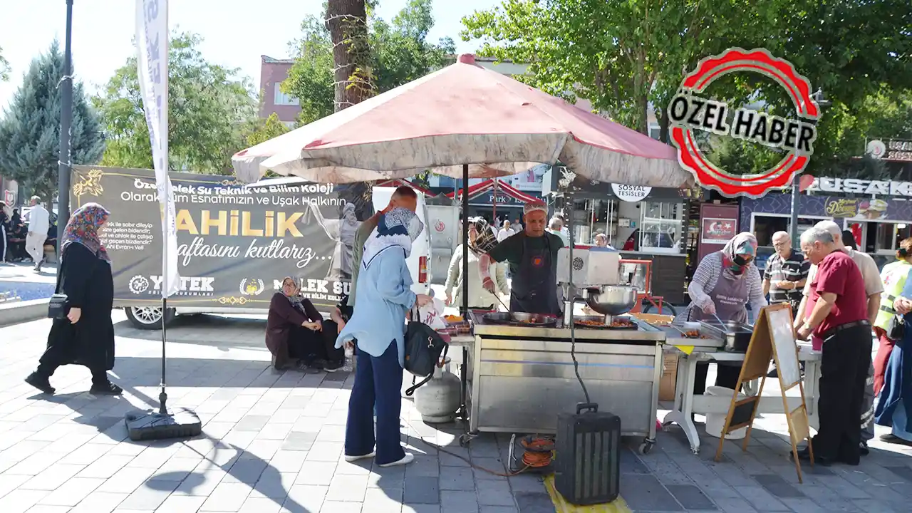 Maaş Kriziyle Gündeme Gelen Kolej, Lokma Dağıttı