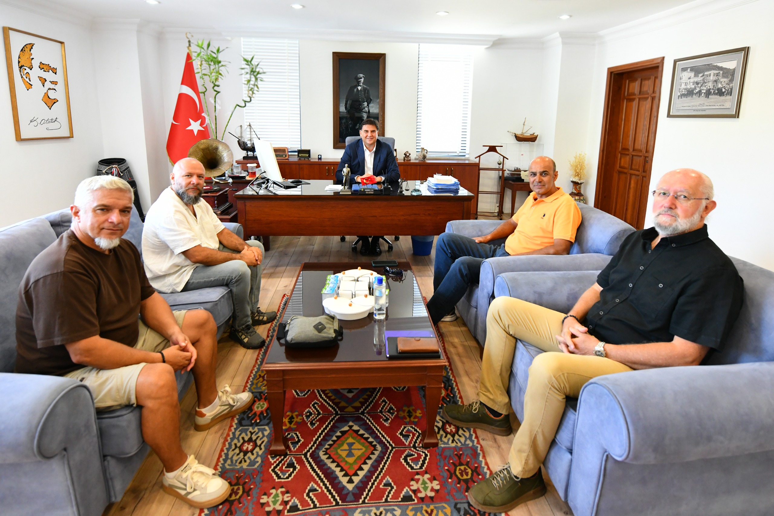 Fethiye'de yamaç paraşütü pilotları, Belediye Başkanı Karaca'yı ziyaret etti